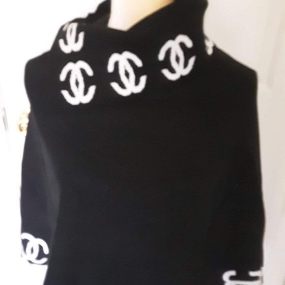 Sweater Cape - Picture 2 of 10